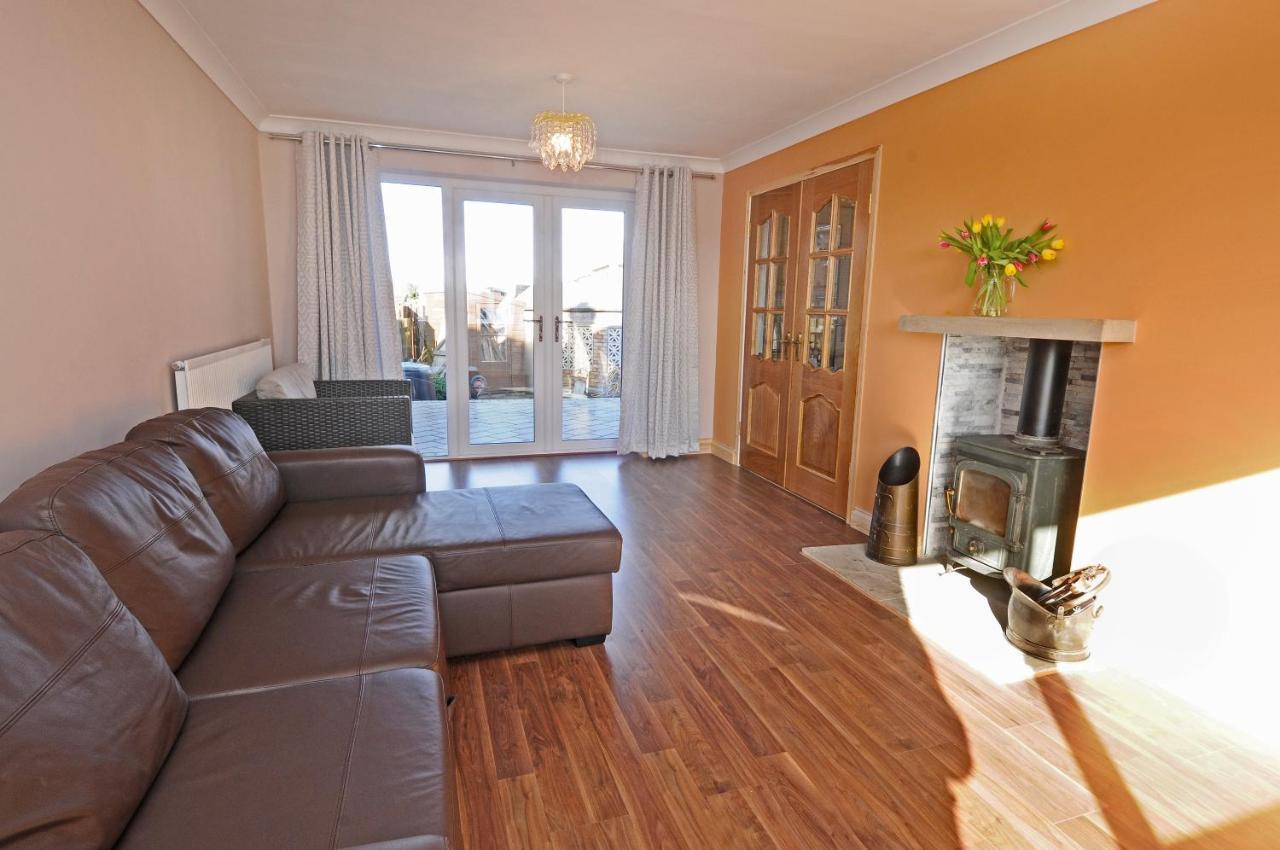 Whitby Spacious Rugby Field Cottage With Off-Street Parking And Ev Fast Point For Electric Cars Exterior foto