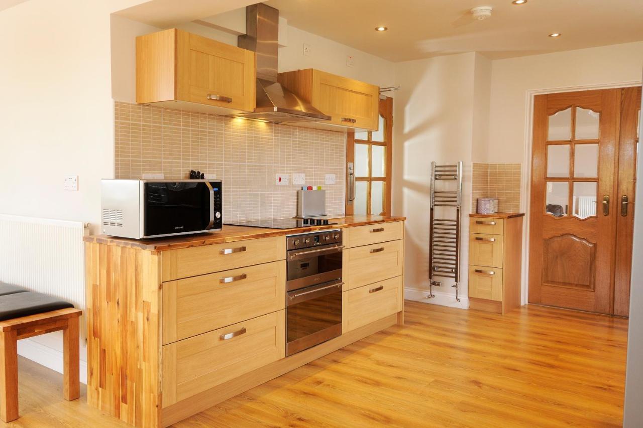Whitby Spacious Rugby Field Cottage With Off-Street Parking And Ev Fast Point For Electric Cars Exterior foto